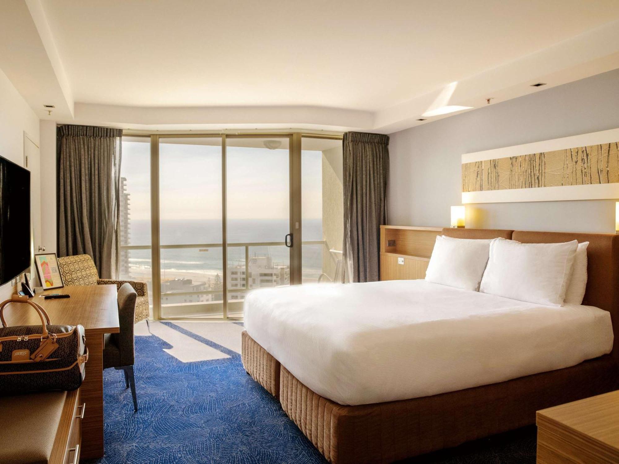 Sofitel Gold Coast Broadbeach Luaran gambar A guest room at Hilton Tel Aviv