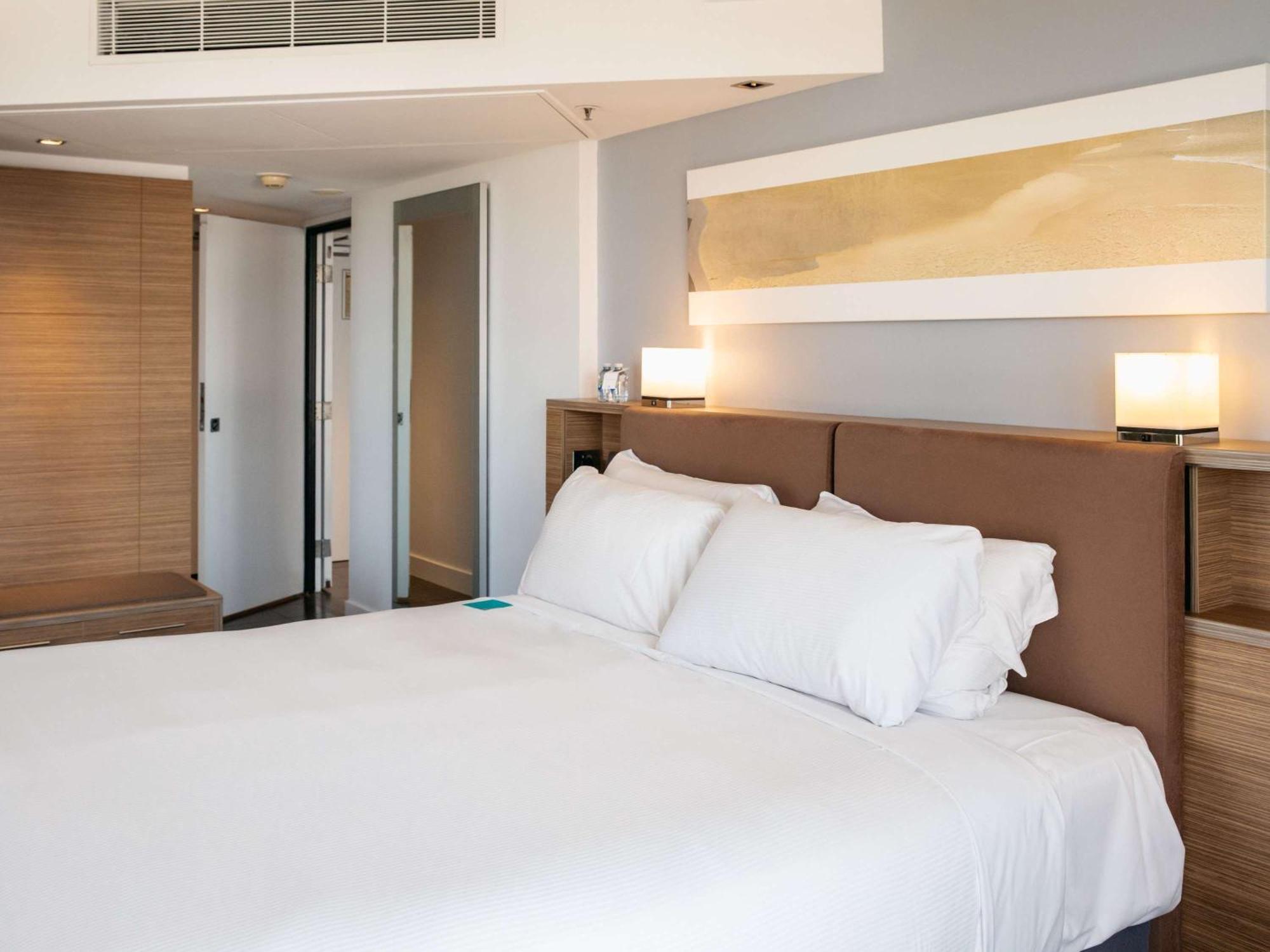 Sofitel Gold Coast Broadbeach Luaran gambar A bedroom in a hotel