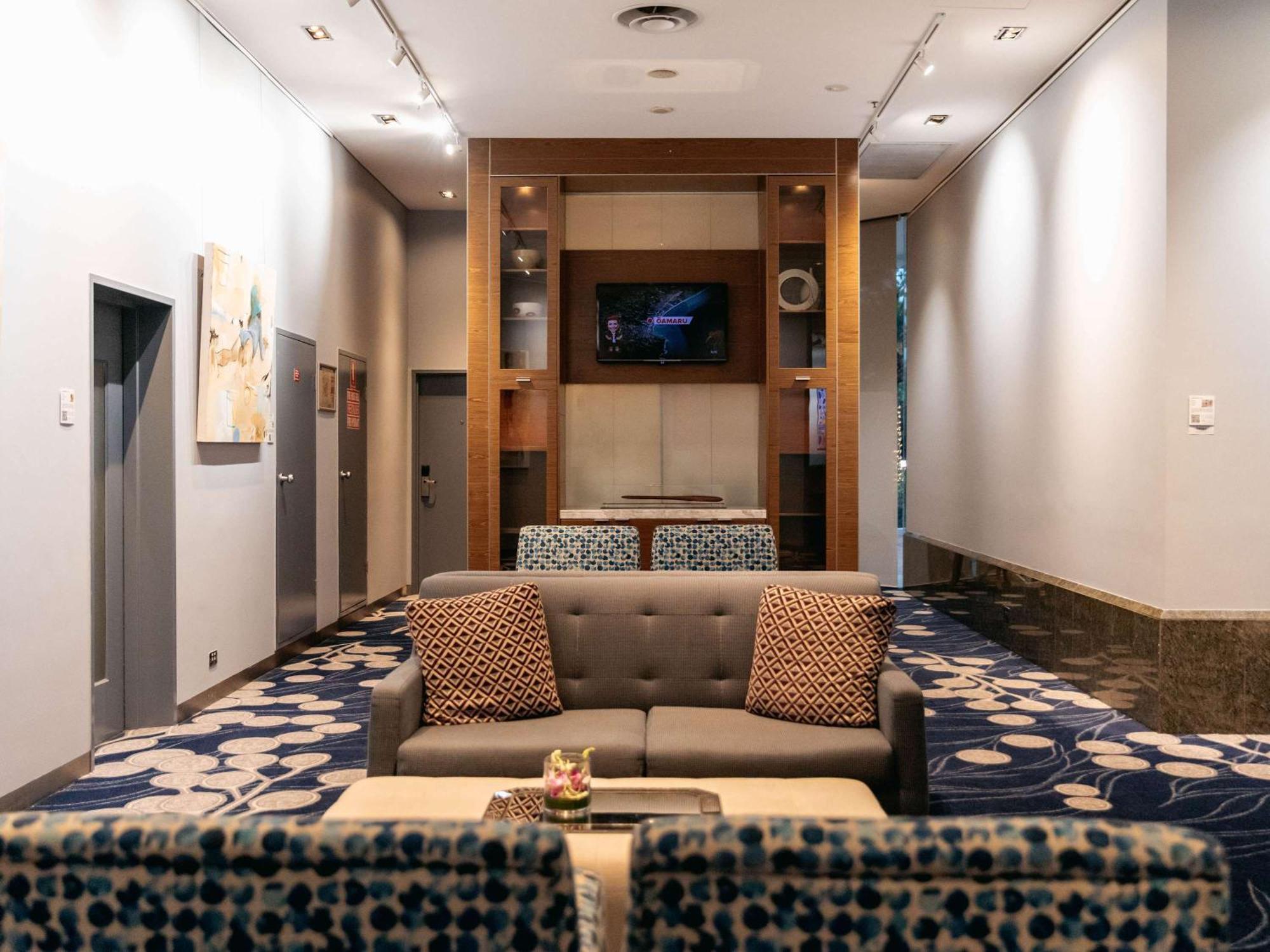 Sofitel Gold Coast Broadbeach Luaran gambar The lounge at the airport