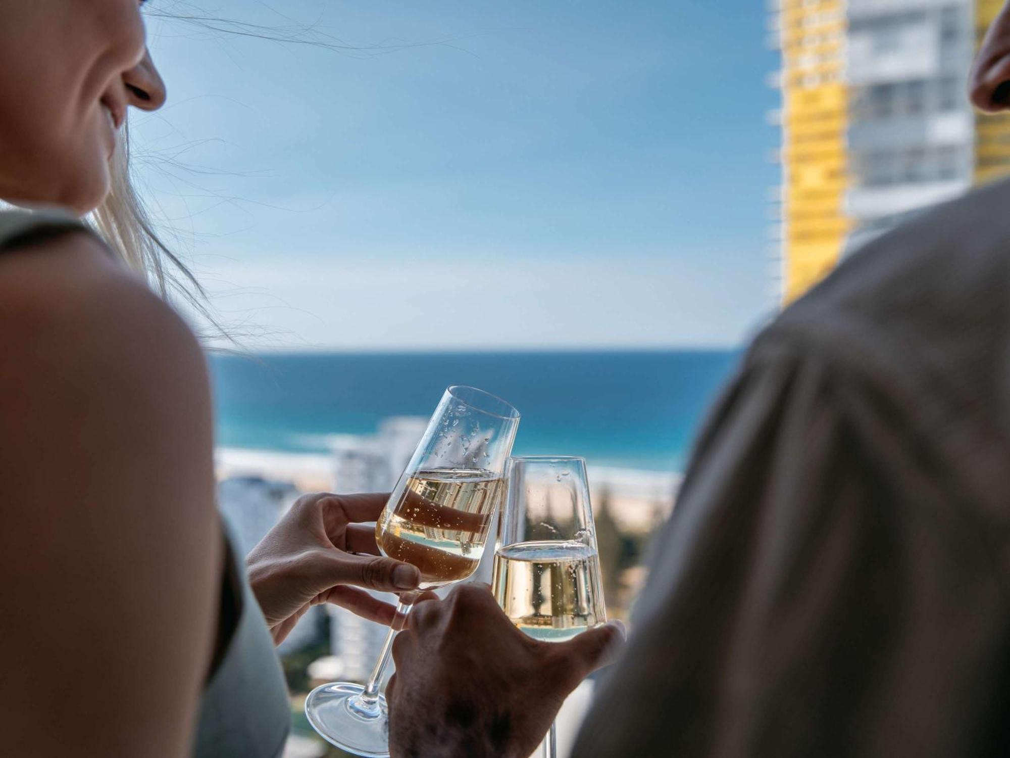 Sofitel Gold Coast Broadbeach Luaran gambar A couple drinking champagne