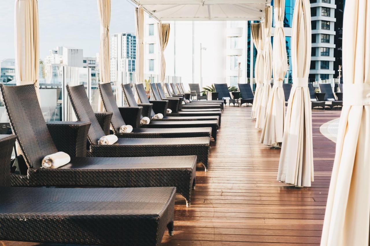 Sofitel Gold Coast Broadbeach Luaran gambar The pool deck at the 39th floor